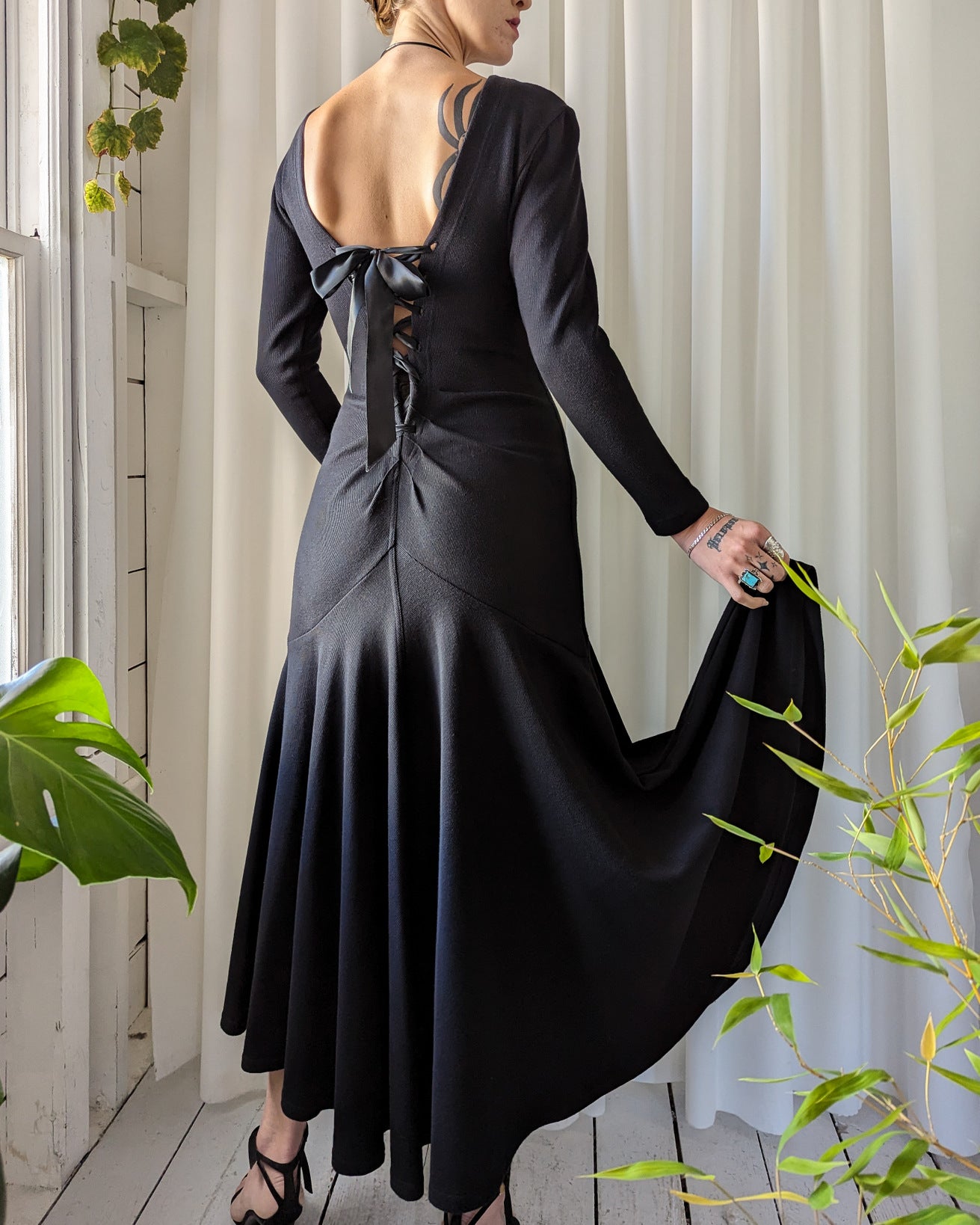 https://luckyvintageseattle.com/cdn/shop/files/lucky-vintage-seattle-1980s-karen-alexander-corset-lace-up-back-dress_3_1311x.jpg?v=1699049690