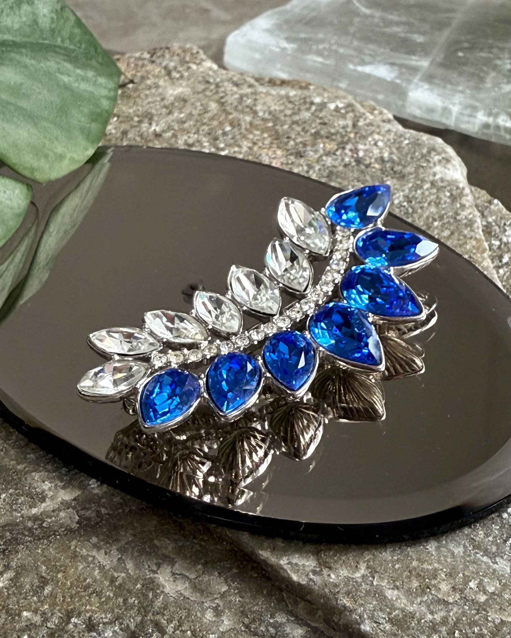 Outlets Vintage crystal brooch