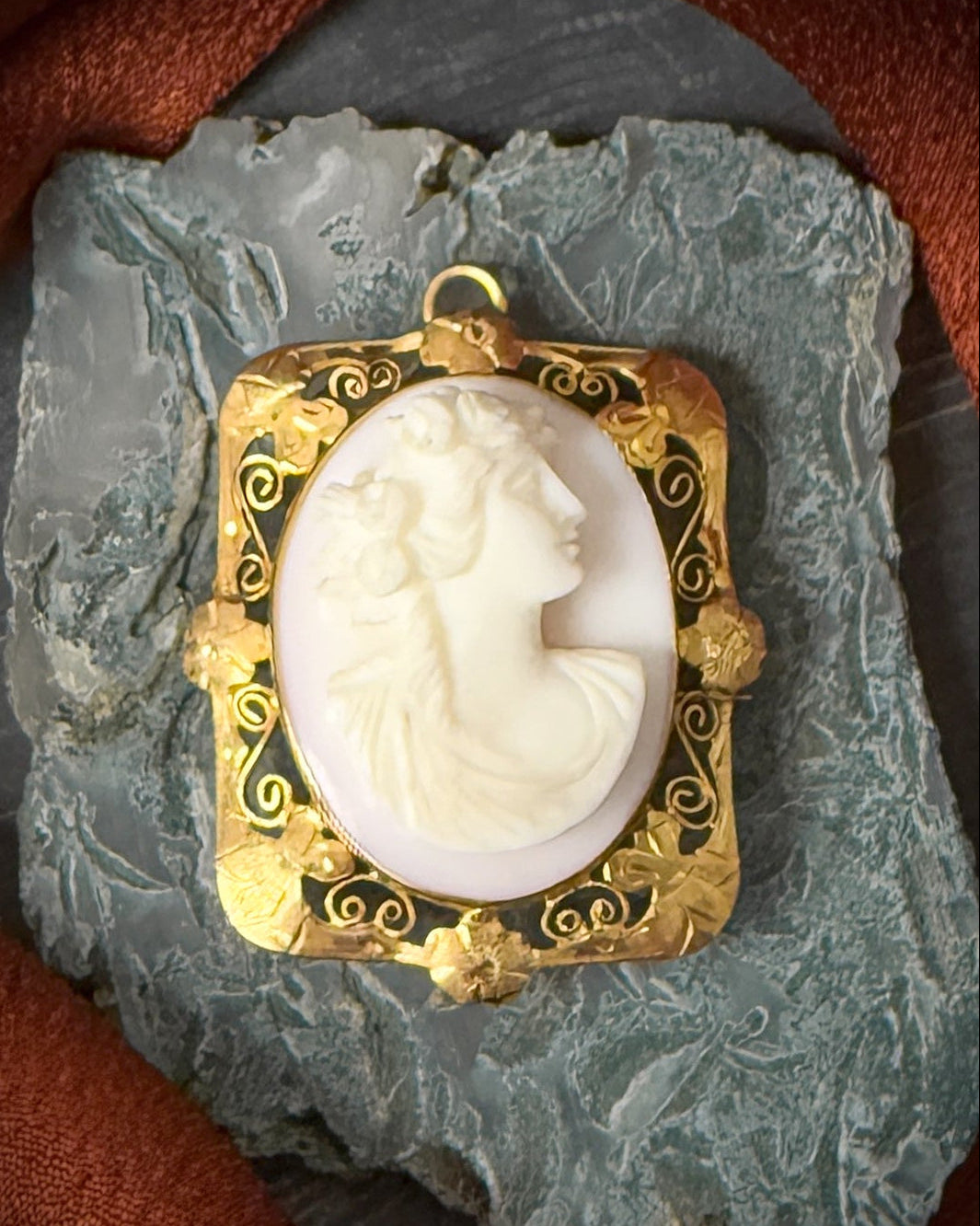 Antique 10K Gold Cameo Pendant