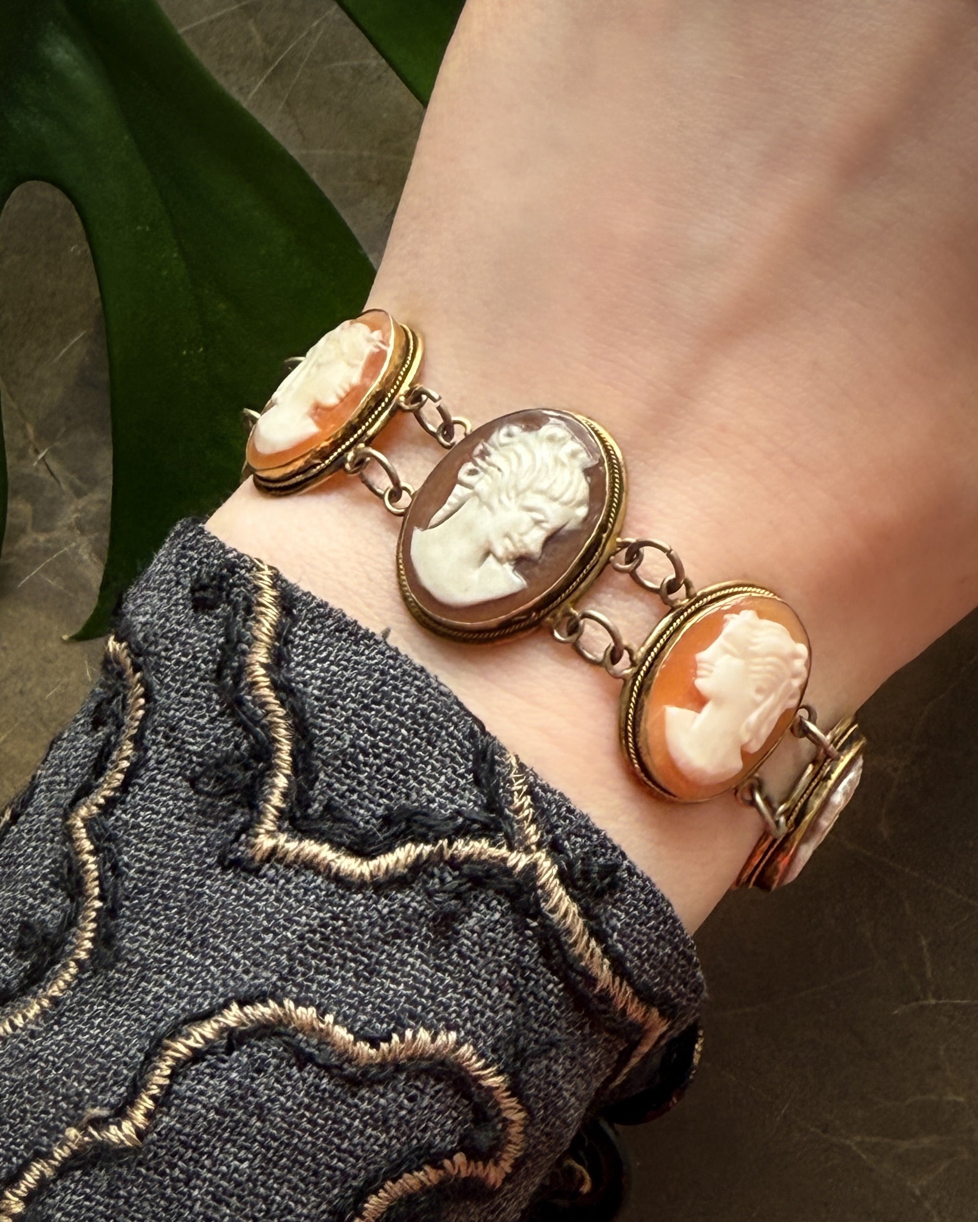VINTAGE カメオ ブレスレット 925 Antique Cameo Shell Link Bracelet - Lucky Vintage
