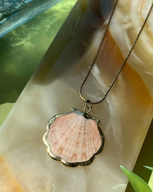 Gilt Shell Pendant Necklace