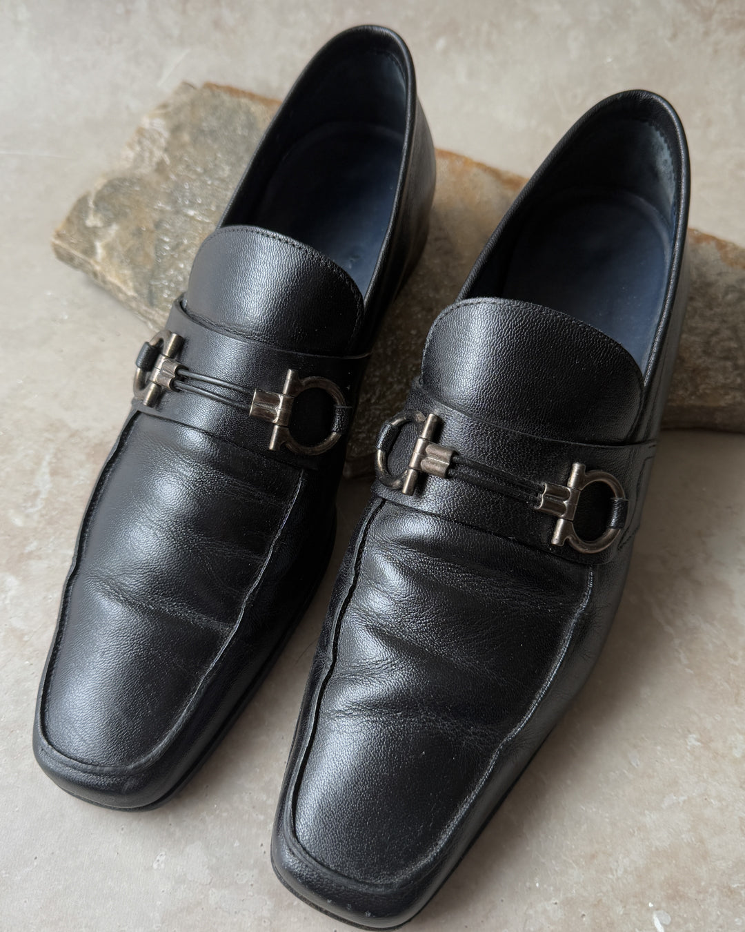 ferragamo dress shoes Men's Artisan buffed for depth of color Moccasin with Gancini ornament -