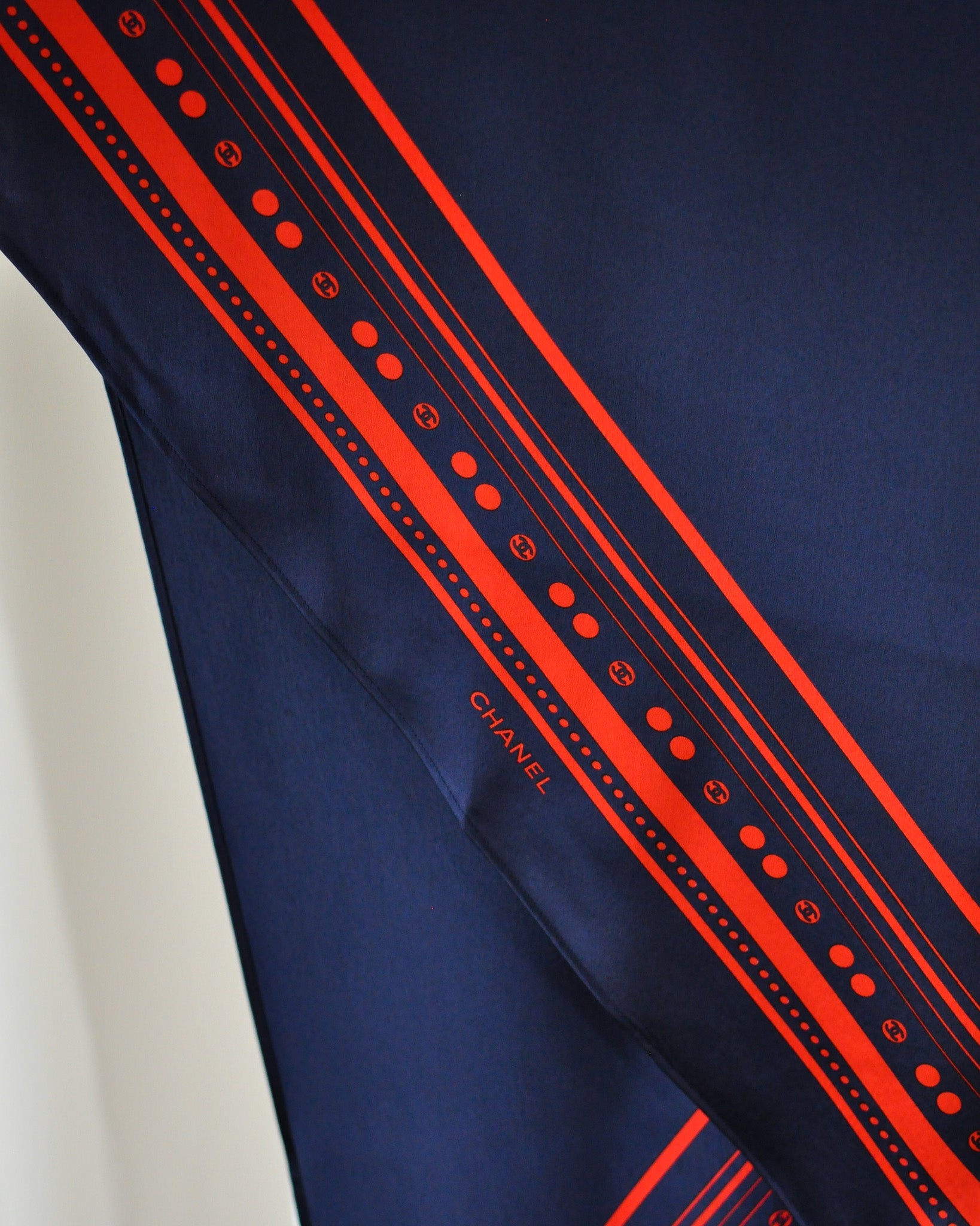 Navy blue monogram scarf with neon trim Wool & Silk. Chanel. 2000